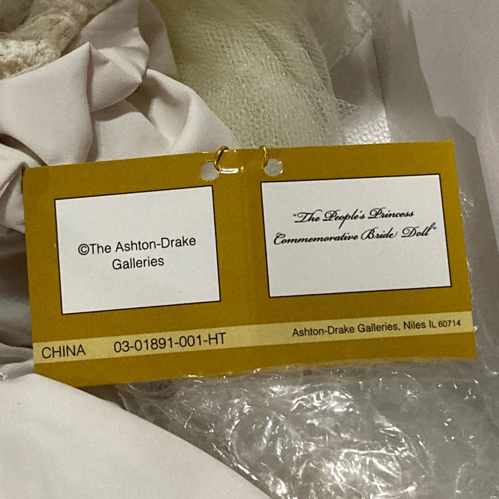 The People’s Princess porcelain doll from the Ashton-Drake Galleries - Picture 7 of 15